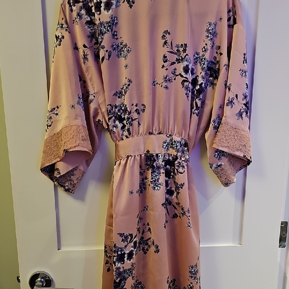 La Vie En Rose Floral Satin Robe - Pink and Black Size S/M - Picture 7 of 9